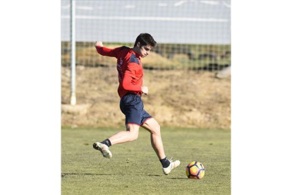 El futbolista del Huesca Gonzalo Melero, en un entrenamiento