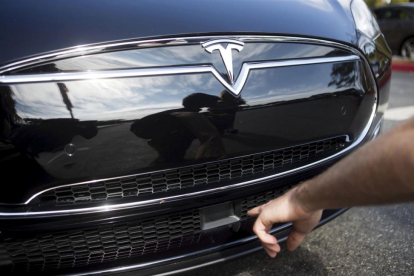 El radar situado en la parte delantera del Tesla S, el pasado octubre en un acto de la firma en Palo Alto (California).