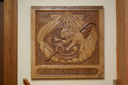 El escudo con el León diseñado por Monseñor. J. NOTARIO