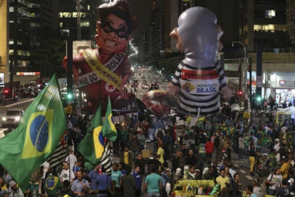 Manifestantes protestan con muñecos gigantes que representan a Dilma Rousseff y al expresidente Lula, en Sao Paulo, el 11 de mayo.