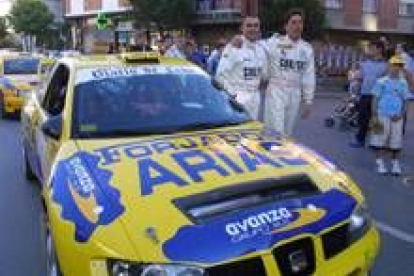 Javier Arias y su copiloto Rafa García, antes de tomar la salida en el pasado Rally de Bembibre