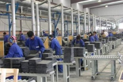 Operarios realizando su tarea en una empresa de pizarra en la comarca del Bierzo