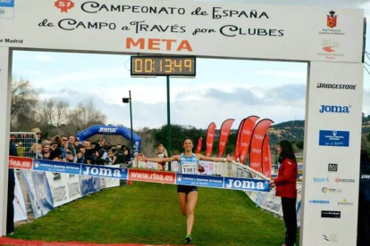 Nuria Lugueros cruza como ganadora la línea de meta. AJA