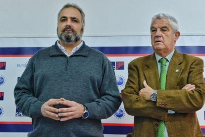 David José Mañas (izquierda) y el abogado José María Fuster-Fabra, este martes en la rueda de prensa.