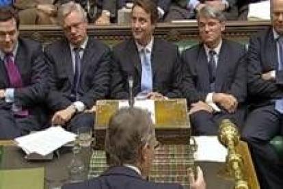 Blair habla frente a Cameron (centro) y varios diputados «tories»