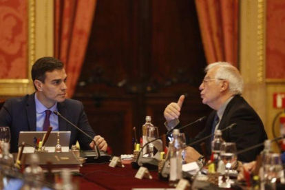 Pedro Sánchez y Josep Borrell, en el Consejo de Ministros de Barcelona.