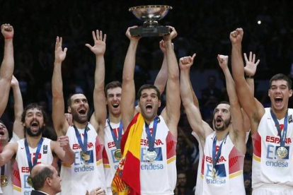 Los jugadores de la selección española celebran la victoria frente a Lituania en la final del Eurobasket.