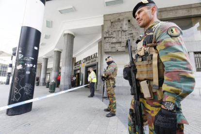Soldados belgas vigilan la estación central de Bruselas tras ser evacuada por un aviso  por un paqueta sospechoso, en 19 de junio.