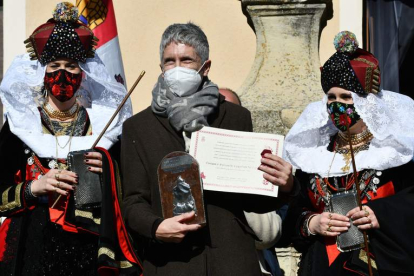 Las alcaldesas de Zamarramala entregan el título de ‘Ome buieno e lñeal’ a Marlaska. PABLO MARTÍN