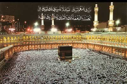 La peregrinación constituye una de las cinco obligaciones canónicas del <b>Islam,</b> La Meca es el lugar hacia el cual más de mil doscientos millones de musulmanes rezan cada día cinco veces.
