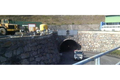 Bocamina de la explotación de Cerrero donde permanece atrapado el minero leonés Roberto Calviño
