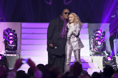 Stevie Wonder y Madonna, en su tributo morado a Prince. Chris Pizzello I Invision/AP