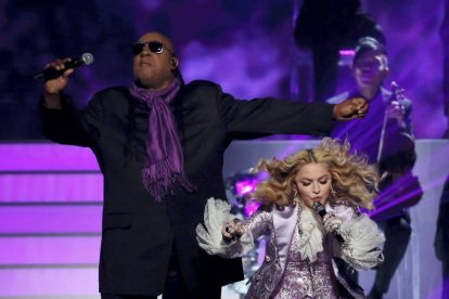 Stevie Wonder y Madonna interpretan 'Purple Rain' a dúo. MARIO ANZUONI | REUTERS