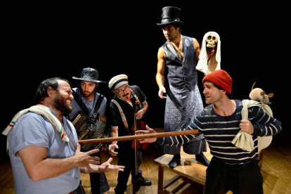 Integrantes de la compañía Teatro Gorakada, que interpretarán el 20 y el 21 de noviembre en el Auditorio Ciudad de León la función ‘Moby Dick’. DL