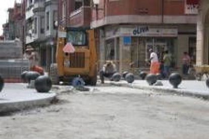 Los obreros trabajan sobre el tramo levantado de la calle Astorga