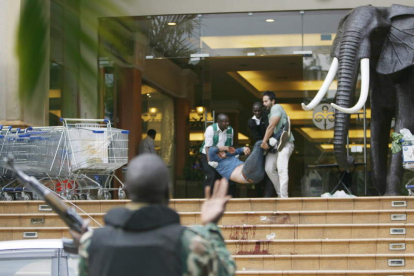 Un herido es evacuado en el centro comercial Westgate.