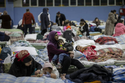Personas que han sido evacuadas desde Ucrania se cobijan en un polideportivo de Chisinau, Moldavia. DUMITRU DORU