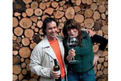 Richard Sanz y Ada Prada disfrutan de su vino en el patio de La Moncloa de San Lázaro