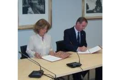 Ana Botella y Francisco Nistal firman el convenio sobre las fotografías