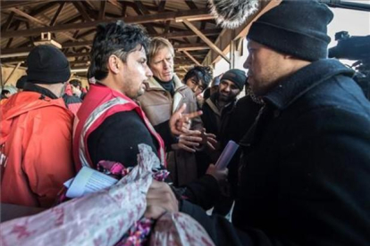 Un grupo de inmigrantes dialogan con la policía de fronteras, en Calais.