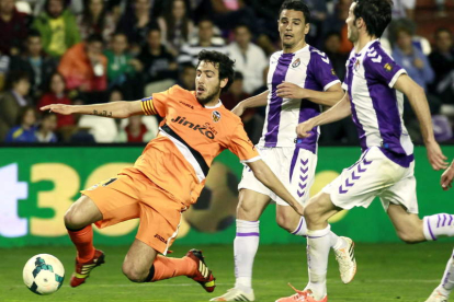 El centrocampista del Valencia Dani Parejo remata a puerta ante la defensa del Valladolid.