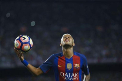 Neymar se lamenta de una ocasión perdida durante el partido que el Barça disputó contra el Atlético en el Camp Nou, el pasado miércoles.