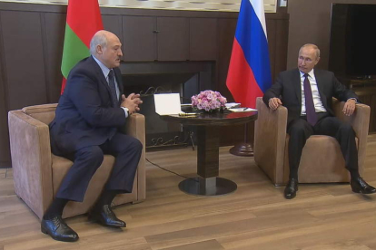 Lukashenko en una reunión con Putin. KREMLIN HANDOUT