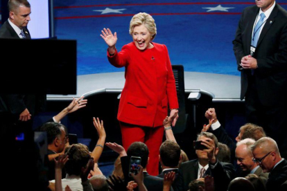 Clinton saluda al público al final del debate con Trump, en Nueva York.