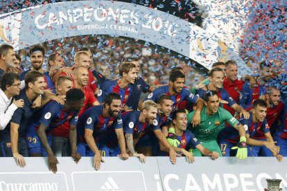 Los jugadores del Barcelona posan con el trofeo tras vencer también al Sevilla en el Camp Nou en la vuelta de la Supercopa. A. DALMAU