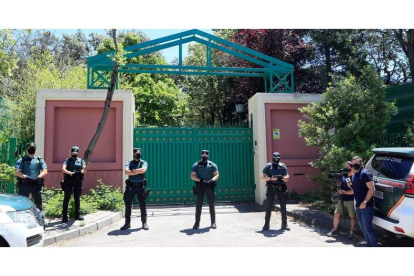 Guardias civiles montan guardia ante la casa del empresario José Luis Moreno. FERNANDO ALVARADO