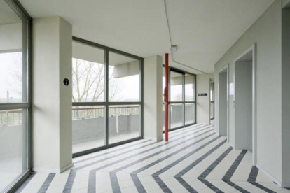 Interior del edificio de viviendas de Ámsterdam ganador del Premio Mies van der Rohe 2017.