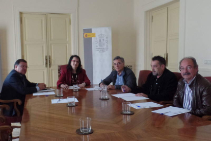 Herranz, Teresa Mata, David Fernández, Néstor Santos y Ángel Cepeda, ayer en la Subdelgación.