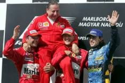 Alonso acompañó en el podio las intensas celebraciones de Ferrari