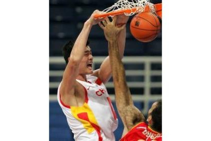 Dueñas observa cómo el gigante chino Yao Ming machaca la canasta del equipo español