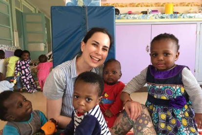 Sara de la Fuente con un grupo de niños y niñas de la casa de La Pouponnière, en Dakar, donde realiza su experiencia de voluntariado. DL