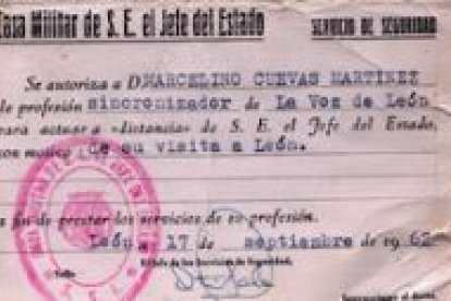 Acreditación de prensa para asistir a uno de las visitas de Fanco a León.