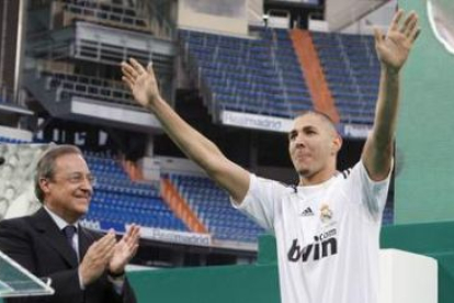 Karim Benzema, acompañado por el presidente blanco, Florentino Pérez, saluda a la afición durante su