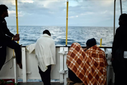 Foto de archivo de un grupo de refugiados a bordo del barco Aquarius.