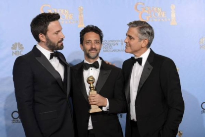 El director Ben Affleck y los productores de 'Argo', Grant Heslov y George Clooney, celebran el Globo de Oro a la mejor película de drama. NBC