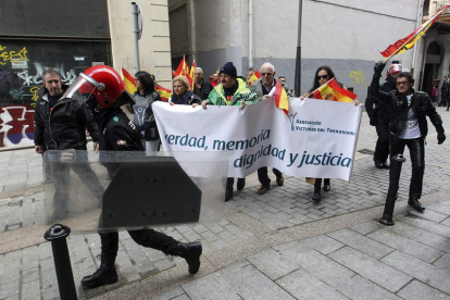 Miembros de la AVT durante la manifestación celebrada ayer en Mondragón.