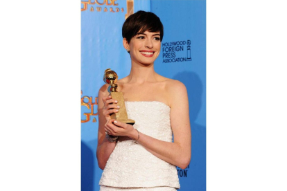 Anne Hathaway se llevó el Globo de Oro como mejor actriz de reparto gracias a su papel en 'Los miserables'. AFP
