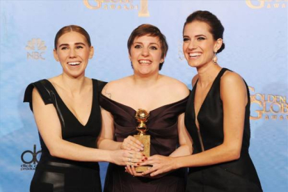 Lena Dunham, en el centro, posa junto a sus compañeras en la serie 'Girls' tras recibir el Globo de Oro a la mejor actriz de serie de comedia o musical. AFP