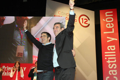 Villarrubia saluda junto a Patxi López, al cierre del congreso.