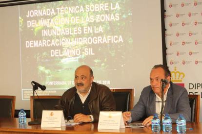 José Antonio Quiroga, ayer junto al diputado provincial y alcalde de Molinaseca, Alfonso Arias. LDM