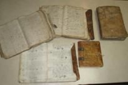 Una imagen de los libros recibidos por una herencia, tres de elllos de carácter eclesiástico