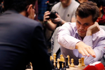 Magnus Carlsen y Fabiano Caruana (de espaldas) durante el desempate o tie-break a partidas rápidas del Mundial de Londres.