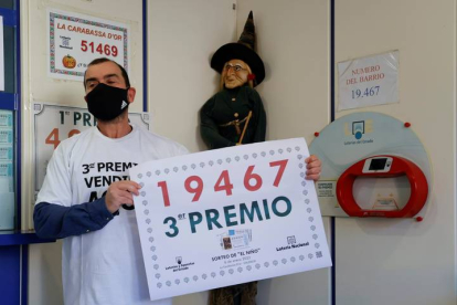 Una administración de Valencia ha repartido el número 19467, tercer premio del sorteo de la Lotería del Niño, este jueves. El premio está dotado con 250.000 euros por serie (25.000 euros al décimo). EFE / HUAN CARLOS CÁRDENAS