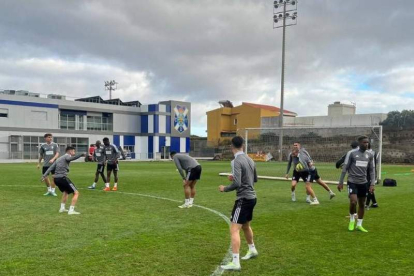 La Deportiva llevó a cabo ayer su última sesión de entrenamiento en tierras canarias. SDP