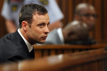 Oscar Pistorius escucha el veredicto que le declaró culpable de asesinato de su novia.