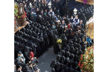La Dolorosa y San Juan se encuentran en la plaza Mayor en uno de los momentos más álgidos de la procesión de Los Pasos que cada Viernes Santo organiza el Dulce Nombre. RAMIRO